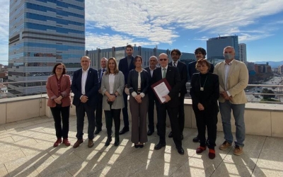 Foto de família entre les institucions i entitats signants del document | Júlia Ramon