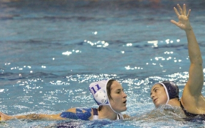 Maggie Steffens, en una acció defensiva a Grècia | Ethnikos