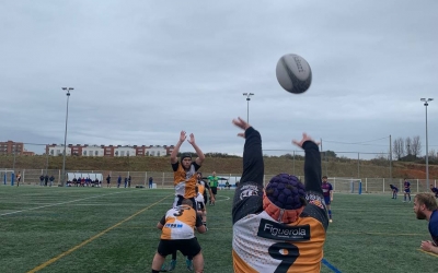 Un servei de banda durant el partit contra el FC Barcelona Blau | Montse Martín