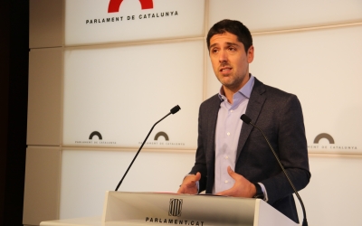 David Cid en una conferència de premsa al Parlament | ACN