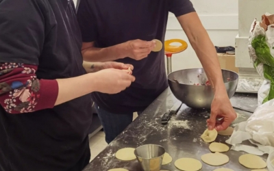 Voluntàries fent 'pelmeni'/ L'Amanidor