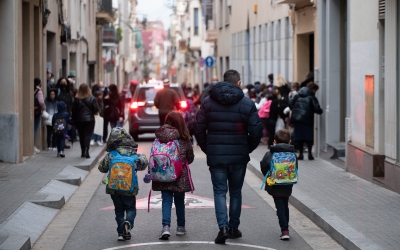 Una família de camí a l'escola | Roger Benet