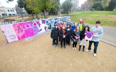 Grafit d'elaboració col·lectiva d'Artefakto i dones gitanes i nouvingudes per reivindicar els seus drets | Roger Benet