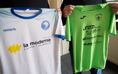 Les samarretes de Club i Pia, agafades per Porras i Graell, que han visitat els estudis de Ràdio Sabadell | Roger Benet