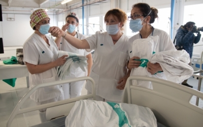 Un grup d'infermeres, parlen entre elles/ Roger Benet