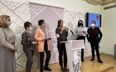 Farrés presentant el carnet aquest migdia acopmanyada dels regidors de Cicles de Vida i Cultura | Cedida