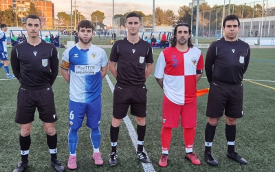 Els àrbitres i els dos capitans abans de començar el derbi | @CESabadell