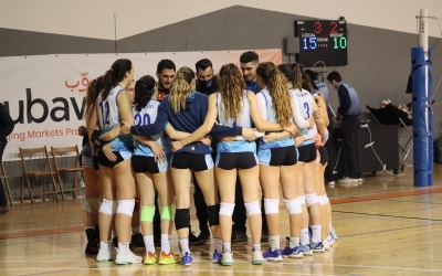 Les noies del CNS després de guanyar l'últim partit contra el CV Sant Cugat | @CNSvolei