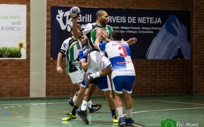 Ugo Aitsahalia i Uri Torra, lluitant en el partit de la primera volta | Èric Altimis - OAR Gràcia