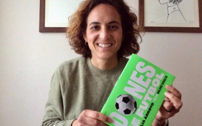Natàlia Arroyo amb un exemplar de 'Dones de futbol' a les mans | Twitter