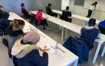 Un grup de joves seguint una formació | Cedida