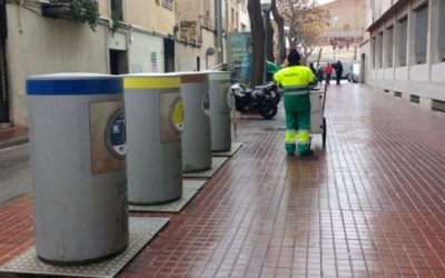 Un treballador d'SMATSA, amb un carro, al Centre/ Arxiu