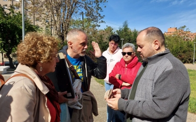 Joan Mena, amb una vigueta dels pisos malmesos a les mans, acompanyat de veïns dels Merinals/ Karen Madrid