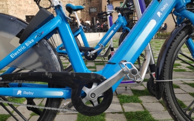 Arriben a la ciutat patinets i bicicletes elèctrics de lloguer que mesuren la contaminació | Pau Duran