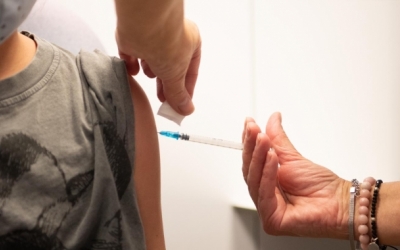 Un sanitari vacunant un nen/ Roger Benet