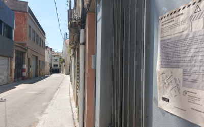 Un cartell anunciant l'inici de les actuacions a la zona | Núria García