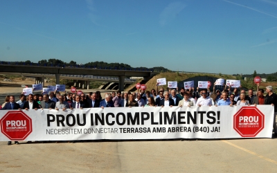 Els concentrats han desplegat una pancarta | ACN