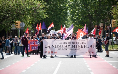 La manifestació pujant per l'avinguda Barberà | Roger Benet