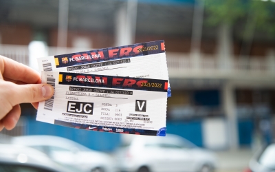 Dues de les entrades que s'han retirat avui a la Nova Creu Alta | Roger Benet