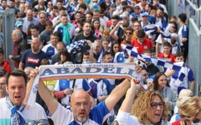 L'afició arlequinada, accedint al Johan Cruyff en el darrer desplaçament | CES