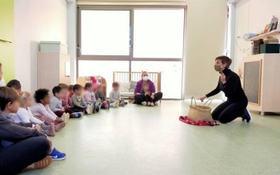 Infants de l'escola bressol de La Creu Alta, durant una activitat/ Biblioteques de Sabadell