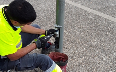 Un tècnic instal·lant nou cablejat/ Ajuntament