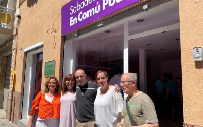 Sandoval (segona per l'esquerra), Joan Berlanga i Concha Abellán (a la dreta) durant la inauguració del local avui | Ràdio Sabadell