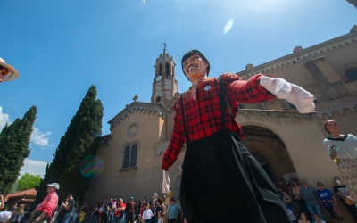 Un gegant balla durant la cercavila al Santuari | Roger Benet