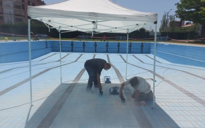 Participants del programa d'ocupació, a la piscina del Complex del Sud/ Karen Madrid