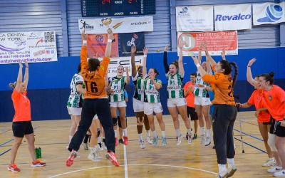 Celebració de les jugadores de l'OAR amb la consecució del títol | OAR Gràcia
