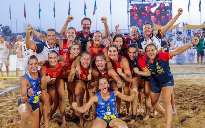 Mireia Torras (dorsal 8), amb la resta de la selecció a Grècia | Twitter