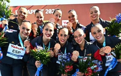 Garcia -segona per la dreta, a la fila d'abaix- al podi del Highlight | RFEN