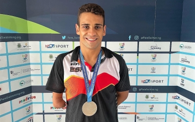 Salguero lluint la medalla de plata a Madeira | CNS