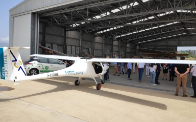 El Pipistrel Velis Electro davant de l'hangar | Pau Duran