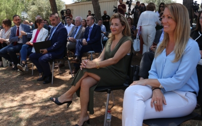 La ministra de Transports i alcaldes de la comarca durant la presentació de l'acord de la B-40/ ACN