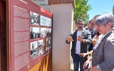 Lourdes Ciuró, acompanyada dels regidors Lluís Matas i Gabriel Fernández, al costat de la placa de Can Rull/ Karen Madrid