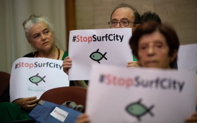 Opositors al 'SurfCity' durant el Ple municipal d'ahir | Roger Benet