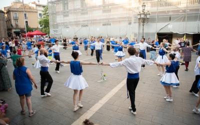 Un moment de la dansa conjunta de la sardana 'Mirant al cel' | Roger Benet