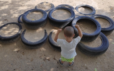 Un infant juga a l'escola bressol de Can Llong | Pau Duran