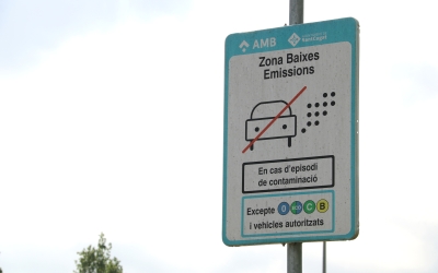 Un cartell de baixes emissions de Sant Cugat/ ACN