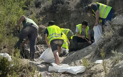 Tècnics de l'ICP i estudiants en una intervenció | Cedida