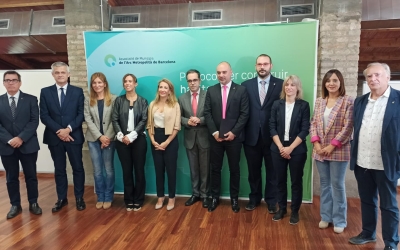 La ministra Raquel Sánchez amb el secretari d'Habitatge Carles Sala, la presidenta de l'Arc Metropolità Marta Farrés i els alcaldes i alcaldesses de l'entitat | Pere Gallifa