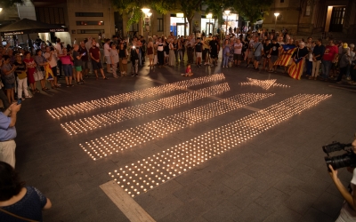 Centenars d'espelmes han configurat una estelada gegant a Sant Roc | Roger Benet