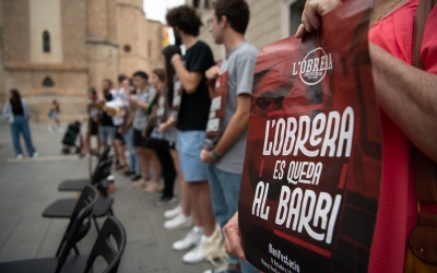 Una cinquantena de membres de L'Obrera s'han concentrat a la plaça Sant Roc durant la sessió plenària | Roger Benet