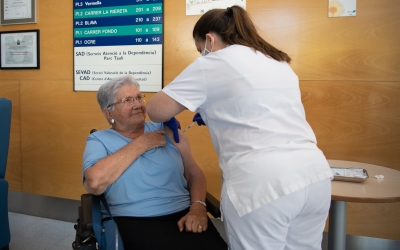 Dolors Martí, la primera vacunada a Sabadell de la 4a dosi per la Covid | Roger Benet