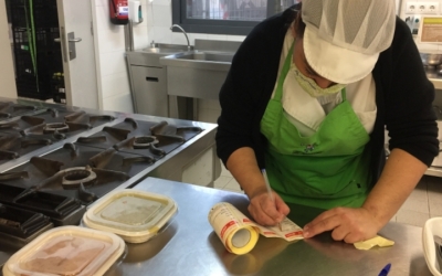 Una cuinera etiquetant els aliments/ Consell Comarcal