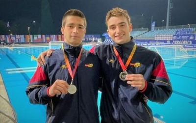 Gil i Bonet mostrant les medalles ahir a Montenegro | @cnswaterpolo