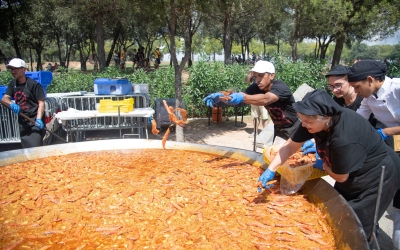 Els cuiners posen les gambes a la fideuà | Roger Benet
