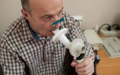 Un pacient fent-se una prova respiratòria/ Pexels