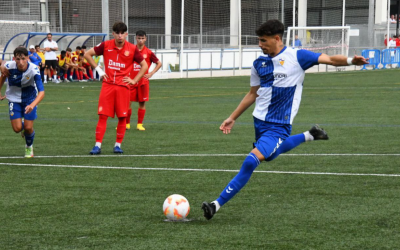 Ian Martínez, xutant un penal en la derrota contra la Damm | Críspulo Díaz